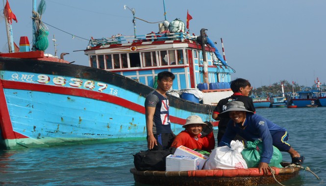 Trung Quốc lại cấm biển: Ngư dân không sợ điều phi lý Ngư dân Lý Sơn chuẩn bị vươn khơi. Ảnh: Nam Cường