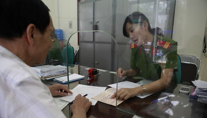 Tiết kiệm cả trăm tỷ đồng từ cải cách hành chính Cải cách thủ tục hành chính sẽ giúp ích lớn cho người dân về tài chính (Người dân làm thủ tục hành chính tại quận Đống Đa - Hà Nội). Ảnh: Ngọc Châu