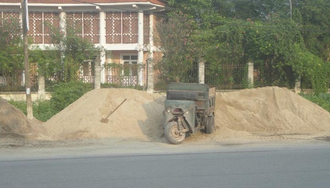 Chiếm dụng lề đường buôn bán nguyên vật liệu Chiếm dụng lề đường buôn bán nguyên vật liệu