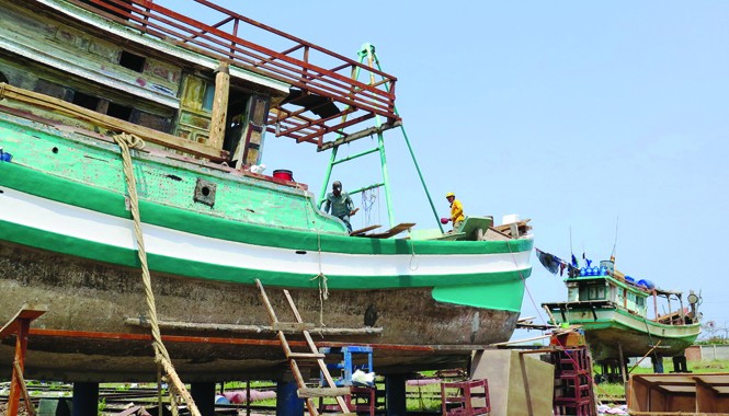 Chậm đóng tàu lớn vì thiếu thiết kế phù hợp Tỉnh Cà Mau chỉ có một cơ sở ở Sông Đốc đủ điều kiện đóng tàu gỗ lớn. Ảnh: Nguyễn Tiến Hưng