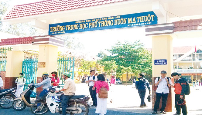 Áp giải học sinh lên xe đặc chủng giữa sân trường: Lạ lùng công văn 696 Trường học nơi em Thiện bị dẫn giải.
