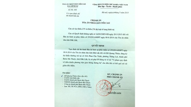 Vụ 'Áp giải học sinh ở sân trường': Đã có quyết định, vẫn ở trong tù Quyết định Tạm đình chỉ Thi hành án