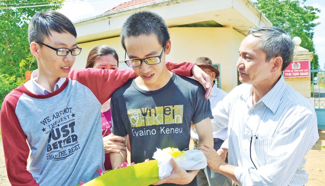 Vụ 'áp giải học sinh ở sân trường': Thiện ra tù, chuẩn bị thi tốt nghiệp Gia đình mừng đón Thiện trước cổng trại tạm giam