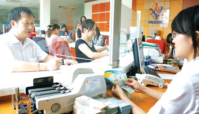 Dân đổ tiền vào đâu có lãi nhất? Gửi tiền vào đâu để có lợi nhuận cao nhất luôn là câu hỏi khó. Ảnh: Như Ý