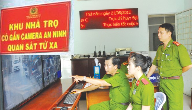 Gắn 'Mắt Thần' xua tệ nạn Hình ảnh từ camera giám sát được truyền về trung tâm để cán bộ trực theo dõi, xử lý. Ảnh nhỏ: Biển báo khu nhà trọ được lắp camera an ninh. Ảnh: Việt Văn