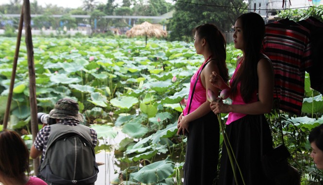 Sen đầu mùa hút hồn người Hà Nội Thiếu nữ thuê yếm chờ đến lượt chụp. Ảnh: T.Hoàng