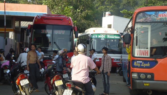Xe dù, bến cóc được bảo kê? Bến “cóc” tại cây xăng Sài Gòn Nhỏ (Quốc lộ 1, quận Thủ Đức, TPHCM). Ảnh: LT