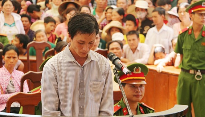 Tử hình kẻ giết người ném xác xuống kênh Bị cáo Hải cúi đầu nhận tội trước vành móng ngựa