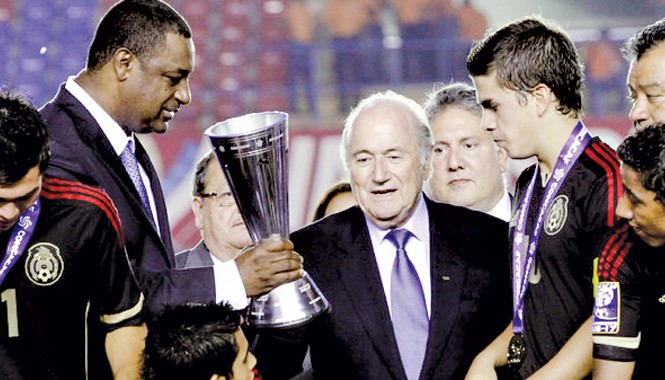 Tin mới vụ nhiều quan chức FIFA bị bắt vì nhận hối lộ Phó chủ tịch FIFA Jeffrey Webb (trái) tại lễ trao giải U17 CONCACAF năm 2013. Ảnh: AP