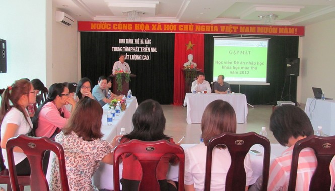 Ký 'hợp đồng trái tim', xử bằng 'hợp đồng luật pháp' Học viên đề án 922 trong một lần gặp gỡ chính quyền. Ảnh: Nam Cường