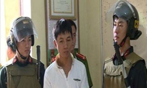 Bắt băng nhóm xã hội đen Đối tượng Vũ Văn Thái (áo trắng) bị bắt giữ. Ảnh: Công lý