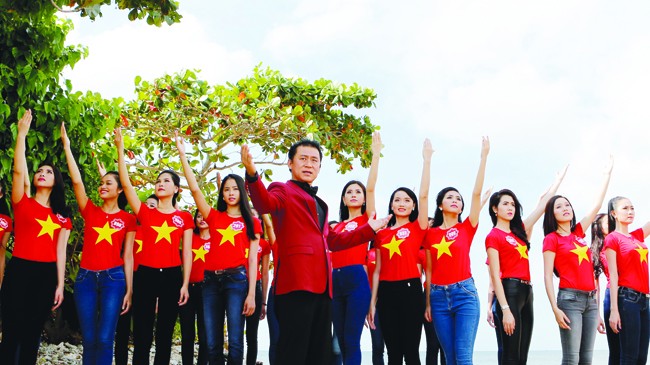 Bài thơ nổi tiếng “Tổ quốc gọi tên”: Bỗng dưng bị tranh chấp bản quyền NSƯT Tạ Minh Tâm và các người đẹp dự thi Hoa Hậu Việt Nam 2014 đang quay MV “Tổ quốc gọi tên mình”. Ảnh: Hồng Vĩnh