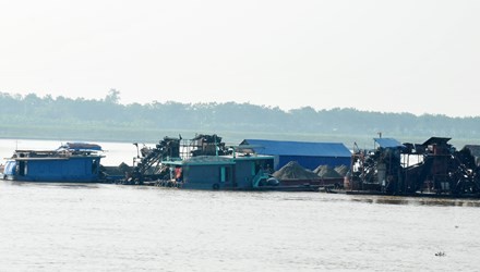Công an huyện không có tàu để xử lý 'cát tặc' Tàu khai thác cát trái phép trên sông Hồng, đoạn thuộc địa bàn huyện Ba Vì ngày 25/9. Ảnh: Tuấn Nguyễn