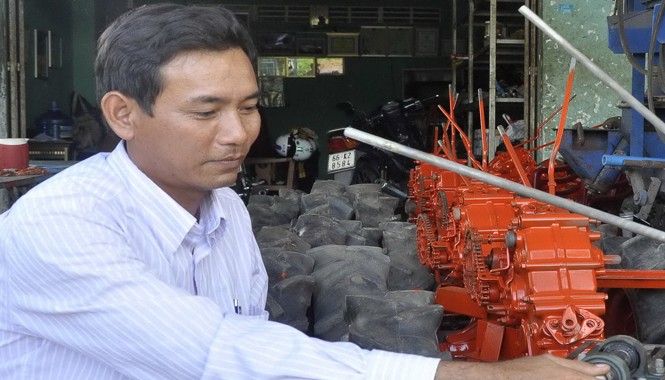 Vui, buồn cùng nhà sáng chế Hai Lúa Ông Liêm ráp máy tại nhà