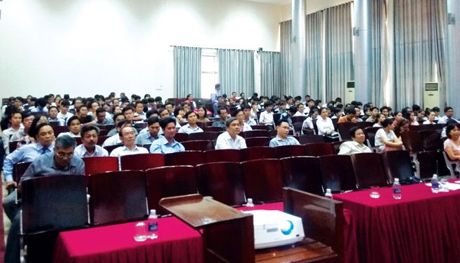 Kiên trì thực hiện công tác phòng, chống tác hại của thuốc lá Toàn cảnh Hội nghị cán bộ giáo viên và sinh viên về tác hại của việc sử dụng thuốc lá và các hoạt động xây dựng trường học không khói thuốc lá tại trường.