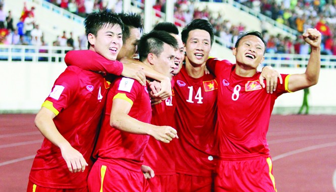 Trận Việt Nam-Thái Lan: Vé chợ đen nhích giá Màn trình diễn đáng khen của các tuyển thủ Việt Nam ở trận gặp Iraq sẽ giúp kéo nhiều khán giả đến sân ở trận gặp Thái Lan tuần tới. Ảnh: VSI