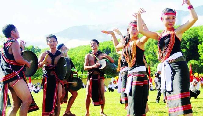 Lễ hội lúa kho của người Xê Đăng Người Xê Đăng nhảy múa, đánh cồng chiêng trong mùa lễ hội