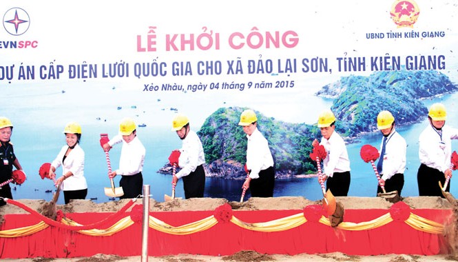 Ðẩy nhanh tiến độ đưa điện lưới quốc gia ra đảo Ðộng thổ xây dựng công trình cấp điện cho đảo Lại Sơn. Ảnh: Ðại Dương.