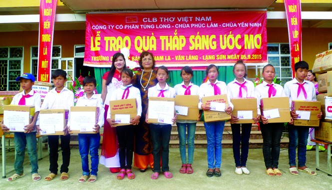 Thiện nguyện ở vùng cao Nam La Học sinh nghèo nhận quà của các nhà hảo tâm. Ảnh: Duy Chiến