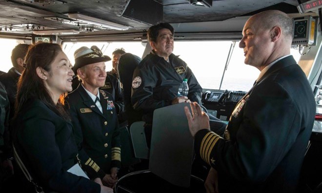Thủ tướng Nhật lần đầu lên tàu sân bay Mỹ Ông Abe đã tham quan USS Ronald Reagan - hàng không mẫu hạm Mỹ chạy bằng năng lượng hạt nhân.