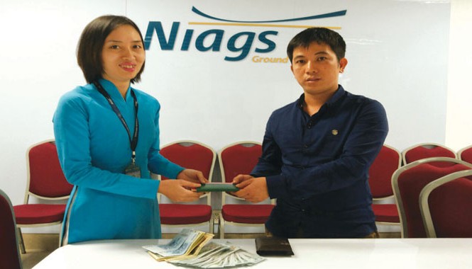 Phía sau việc tìm chủ nhân hành lý tiền tỷ bị lạc tại sân bay Anh Lê Đức Anh nhận lại chiếc ví chứa 95 triệu đồng và lá thư cảm ơn gửi đến những cán bộ, công nhân viên giúp đỡ anh.