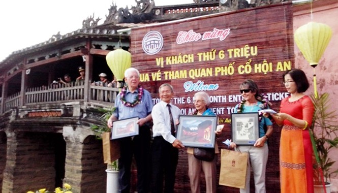 Cấp thẻ tham quan phố cổ Hội An Hội An tôn vinh những vị khách mua vé tham quan đầu tiên trong năm mới.