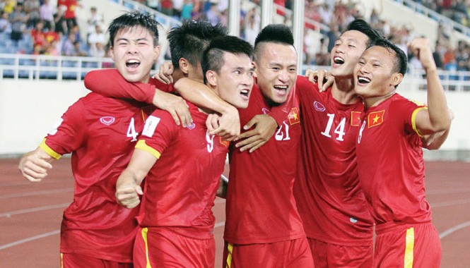 Ông Miura thích dùng quân trẻ Duy Mạnh (đầu tiên bên trái) có màn trình diễn ấn tượng ở trận gặp ĐT Iraq dù mới 19 tuổi. Ảnh: VSI