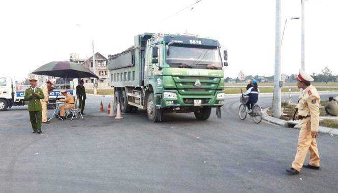 Dân hoài nghi kết quả chống xe quá tải Xe quá tải chủ yếu mới bị xử lý chủ xe, chưa “động” tới chủ hàng.