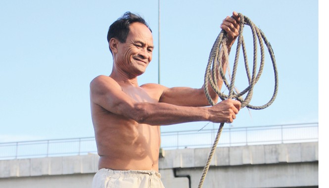 “Rái cá cầu Bình Lợi” vẫn lặn ngụp Ông Ba Chúc với cuộn dây dài dùng để cứu người.