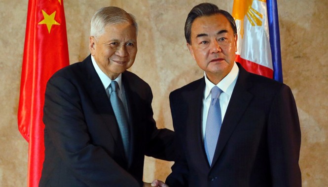 Trung Quốc đề nghị Philippines không nêu tranh chấp ở APEC Ngoại trưởng Philippines Albert del Rosario và người đồng cấp Trung Quốc Vương Nghị (phải) tại Manila. Ảnh: ABC News