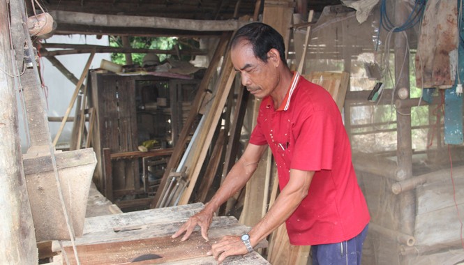 Điện về, đồng bào Khmer vui như mở hội Nhờ có điện, ông Thạch Hiếu phát triển nghề mộc, nâng cao thu nhập cho gia đình. Ảnh: Đại Dương