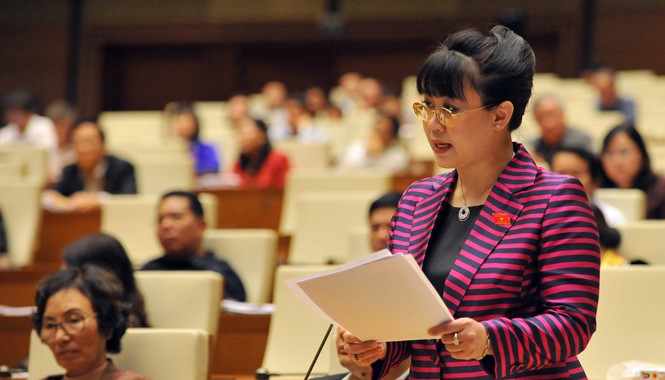 Giảm thuế, mua ô tô nhiều sẽ 'tác động ngược'? ĐB Nguyễn Thị Nguyệt Hường và nhiều ĐB khác không đồng tình với việc xoá thuế cho DNNN. Ảnh: HL