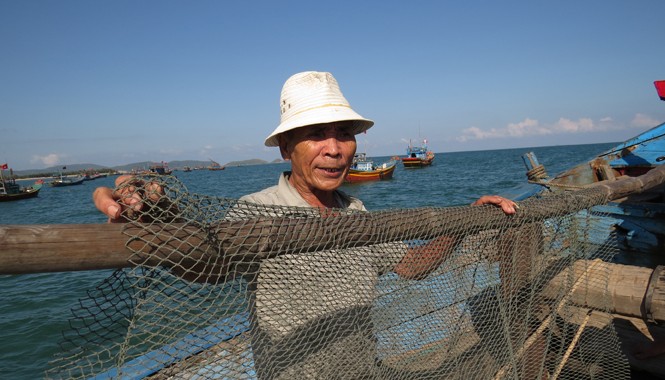 Làng đàn ông hát ru Nghệ nhân Phạm Ngọc Thức đang say sưa hát ru trên biển