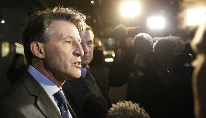 Điền kinh Nga bị 'treo giò' Chủ tịch IAAF Sebastian Coe thông báo với báo chí về quyết định cấm tạm thời LĐ Điền kinh Nga tham dự và tổ chức các giải đấu quốc tế. Ảnh: AP