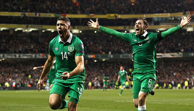 Vòng play-off Euro 2016: Ireland lần thứ 3 góp mặt Các cầu thủ Ireland ăn mừng bàn thắng mang lại tấm vé dự VCK Euro 2016. Ảnh: BPI