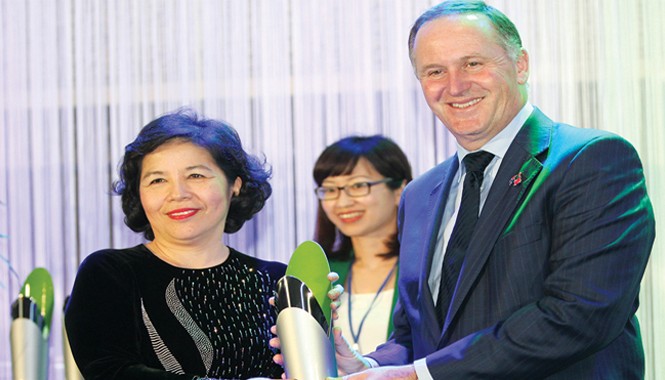 Tổng Giám đốc Vinamilk nhận giải thưởng New Zealand ASEAN Thủ tướng John Key trao giải thưởng New Zealand ASEAN cho bà Mai Kiều Liên - Tổng Giám đốc Vinamilk. Ảnh: Xuân Phú