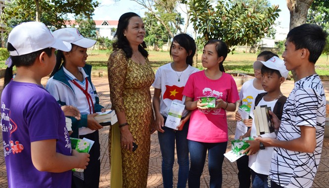 Học bổng 'Đọt chuối non': Lan tỏa tính nhân văn và lòng tử tế Các học sinh rất xúc động khi được nhận quà.
