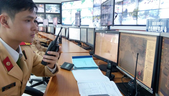 Phạt 'nguội' vẫn khó thực thi Lực lượng CSGT thông báo lỗi vi phạm từ Trung tâm Điều khiển giao thông qua bộ đàm tới đồng đội. Ảnh: Minh Đức