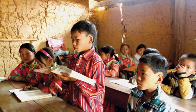 Khó khăn đào tạo cán bộ vùng cao Giáo dục - Đào tạo tại miền núi, vùng dân tộc còn rất nhiều khó khăn. Trong ảnh: Học sinh điểm trường Tiểu học thôn Sán Cố Sủ (xã Thèn Phàng, huyện Xín Mần, Hà Giang) trong phòng học cũ không có điện. Ảnh: Xuân Tùng