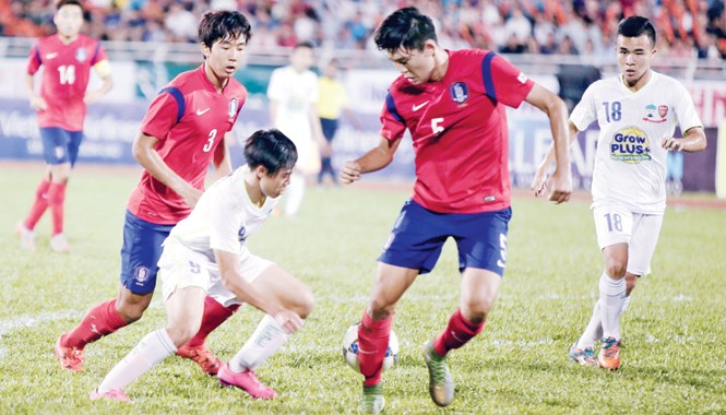 May rủi trong bóng đá U21 HAGL (trắng) gặp U19 Hàn Quốc ngày khai mạc là một trận hay nhưng không may. Ảnh: Tường Vũ