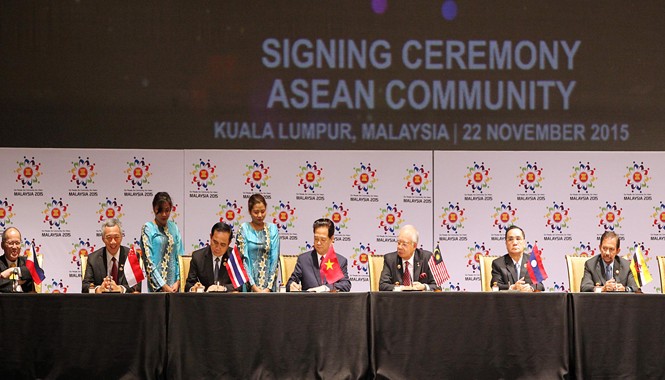 ASEAN thông qua 2 tuyên bố lịch sử Thủ tướng Nguyễn Tấn Dũng dự Lễ ký Tuyên bố Kuala Lumpur về việc thành lập Cộng đồng ASEAN và Tuyên bố Tầm nhìn ASEAN 2025 Ảnh: TTXVN