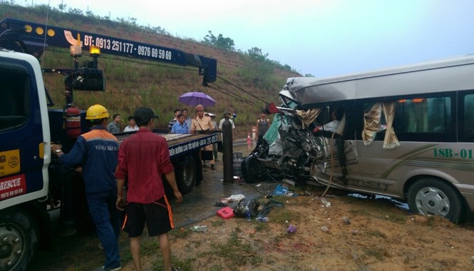 “Văn hóa” làng trên cao tốc tỷ đô- Bài cuối: Thích thì dừng, ưng thì vượt Hiện trường một vụ tai nạn trên đường cao tốc Nội Bài - Lào Cai. Ảnh: Bảo An