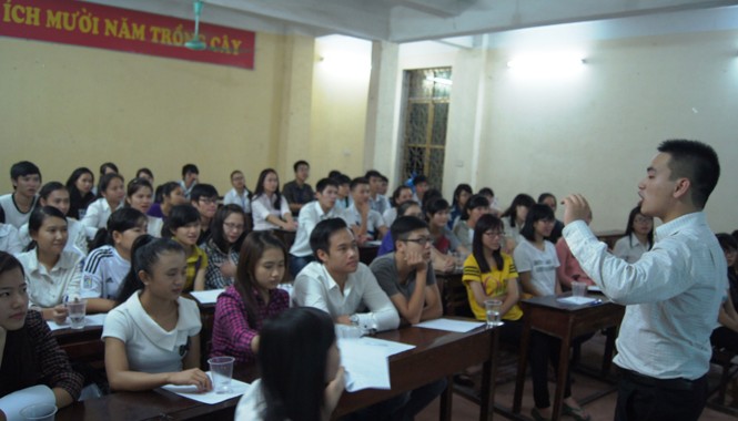 Dạy tiếng Anh miễn phí nhiều sinh viên Lớp học tiếng Anh của Tiệp thu hút đông đảo sinh viên. Ảnh: Quang Lộc