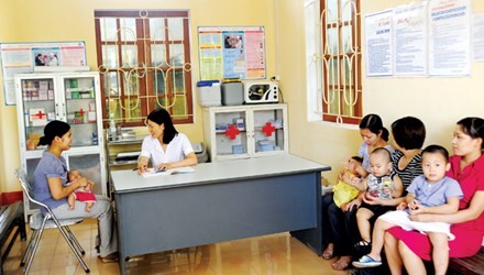 Lợi ích của tiêm chủng đầy đủ và đúng lịch Cán bộ y tế tư vấn trước tiêm chủng cho bà mẹ.