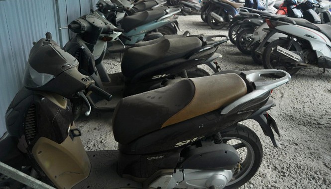 Đấu giá phương tiện vi phạm giao thông: Nộp ngân sách bao nhiêu? Bên cạnh những xe mục nát, các bãi xe có nhiều xe máy, mô tô đắt tiền. Ảnh: Đ.H