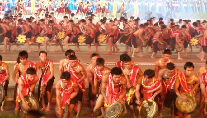 10 năm bảo tồn di sản văn hóa cồng chiêng Biểu diễn cồng chiêng Tây Nguyên