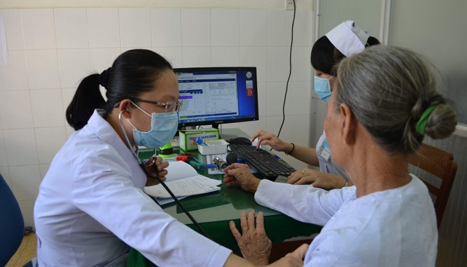 Mô hình bệnh viện điện tử: Chi phí thấp, hiệu quả cao Bác sỹ sử dụng phần mềm bệnh viện điện tử phục vụ công tác khám bệnh tại Trung tâm Y tế thành phố Mỹ Tho, tỉnh Tiền Giang. Ảnh: Quang Hùng