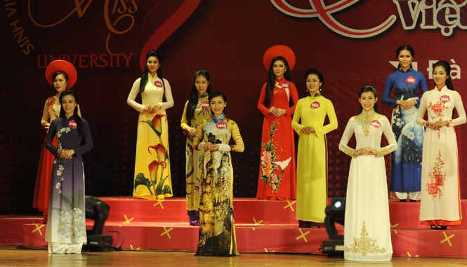 Nơi hội tụ tài sắc nữ sinh viên Việt Nam Sau vòng bán kết tại 3 miền, cuộc thi chọn ra được 50 thí sinh vào vòng chung kết. Ảnh: Xuân Tùng