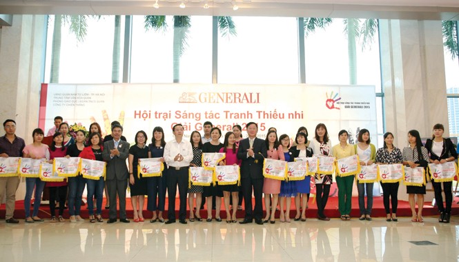 “Hội trại sáng tác Tranh thiếu nhi - Giải Generali 2015” Đại diện các trường THCS & TH nhận cờ lưu niệm tham gia Hội trại sáng tác tranh Giải Generali.