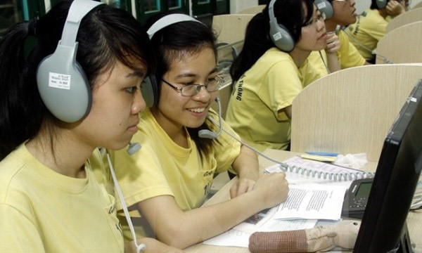 Bao giờ 30% trường THPT dạy và học bằng tiếng Anh? Học sinh học ngoại ngữ. Ảnh: TTXVN